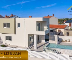 Vila sa bazenom i pogledom na more