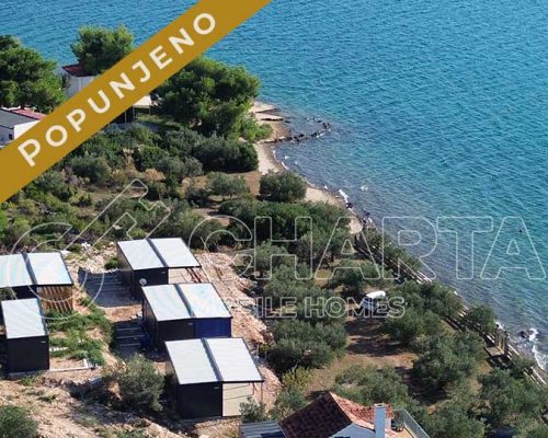 Mobilne kućice u kampu uz more